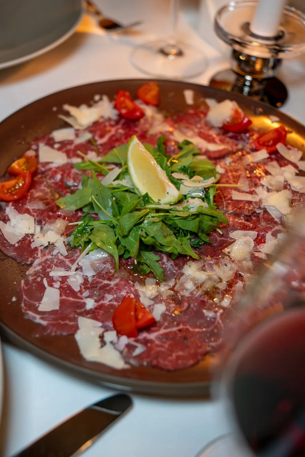 Carpaccio vom Rind mit Parmesan, Kirschtomaten und Rucola im IVY
