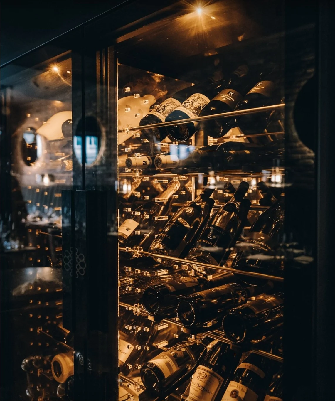 Beleuchteter Weinschrank im IVY
