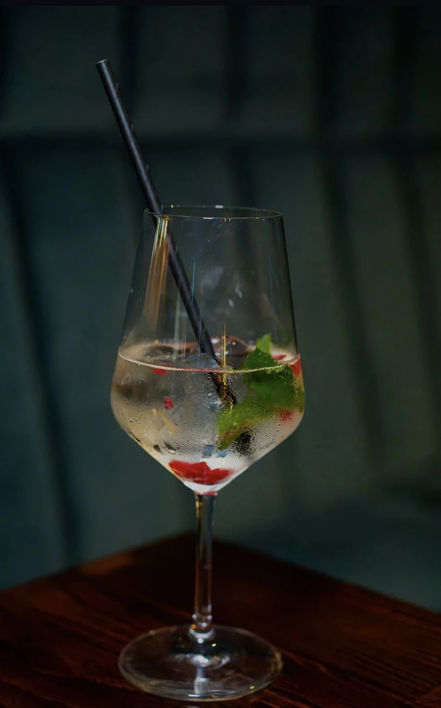 Cocktail mit Beeren und Minze im IVY