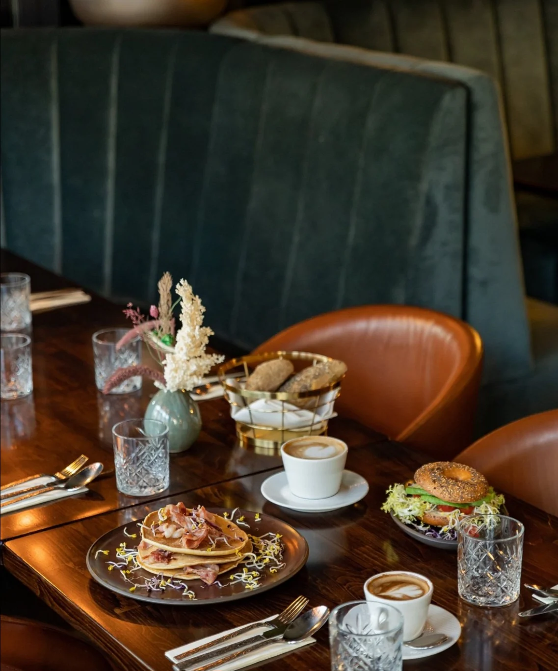 Frühstückstisch im IVY mit Pancakes, Bagel und Kaffee