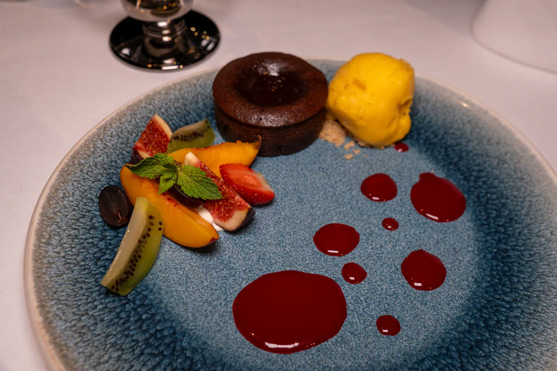 Schokoladenfondant mit Sorbet und frischen Früchten im IVY
