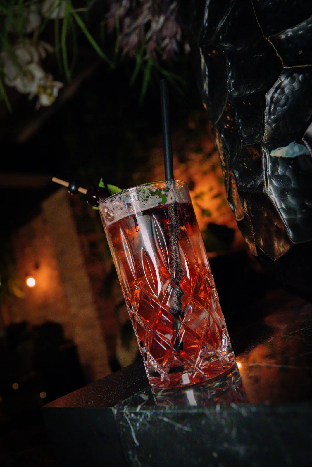 Roter Cocktail mit Beeren und Minze an der Bar im IVY