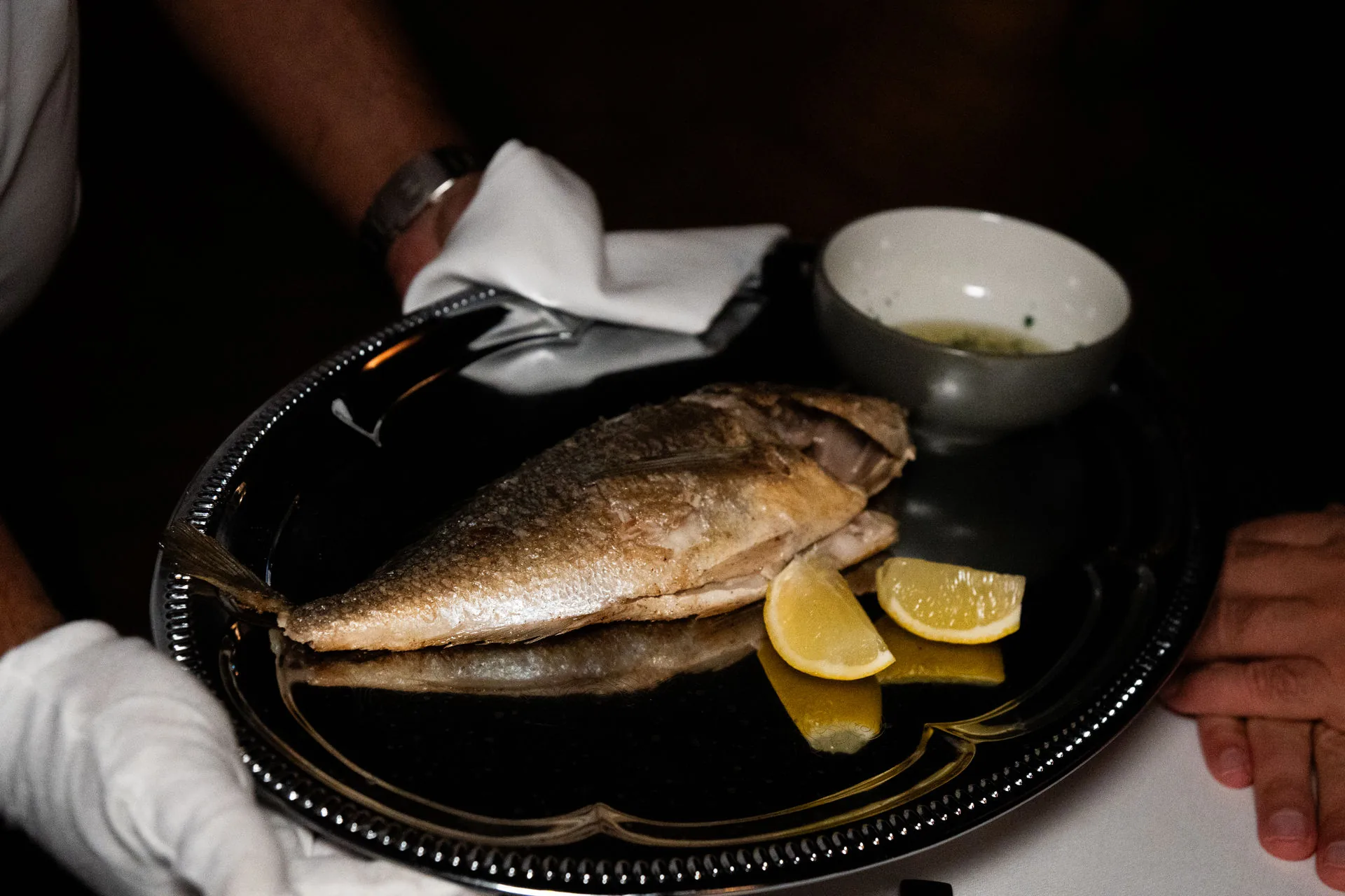 Ganzer gegrillter Fisch auf dem Silberblech im IVY
