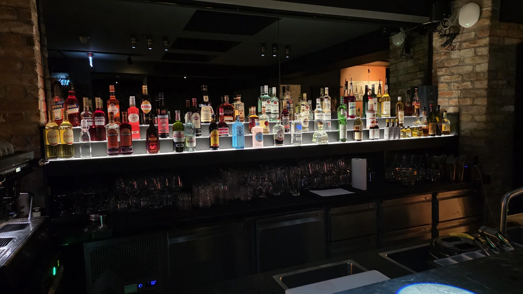 Warm beleuchtete Bar im IVY