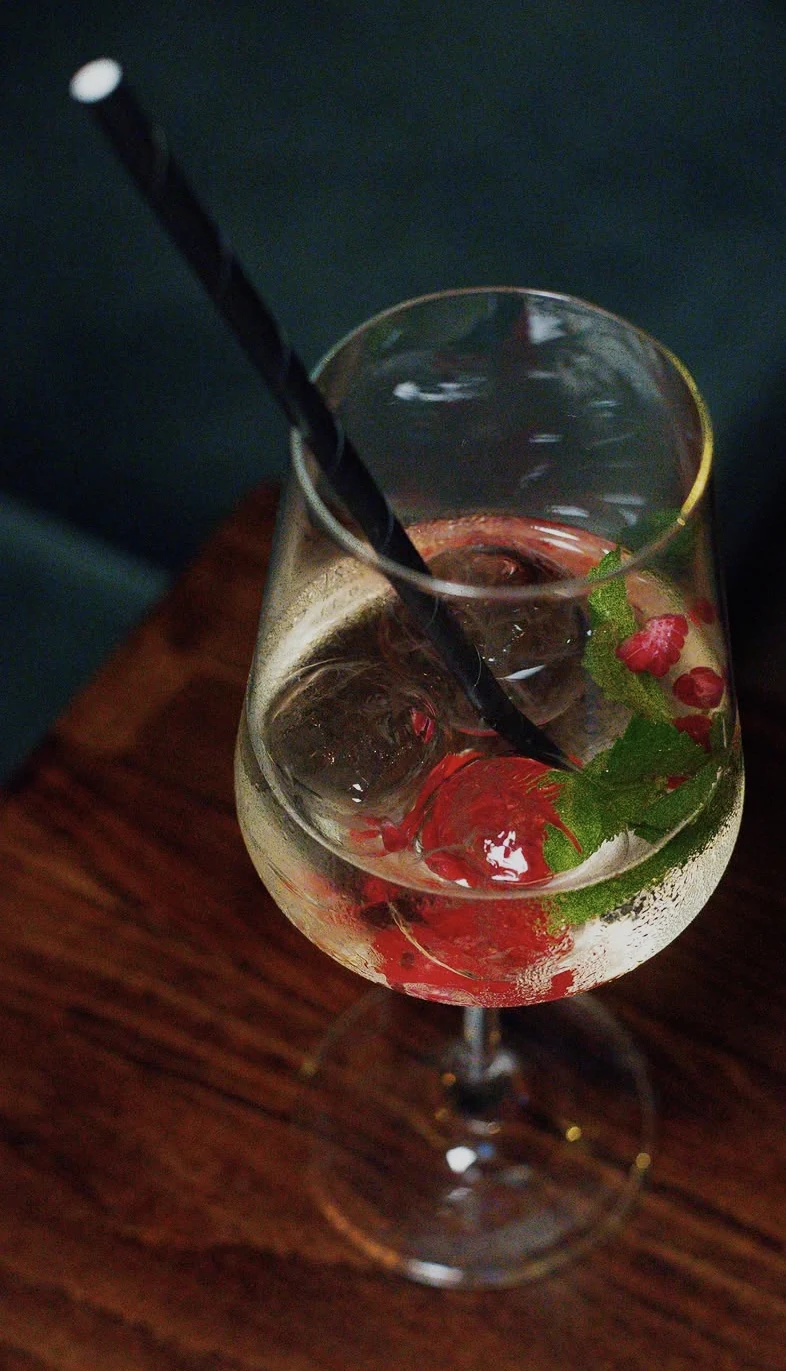 Nahaufnahme eines IVY Cocktails mit Beeren und Minze